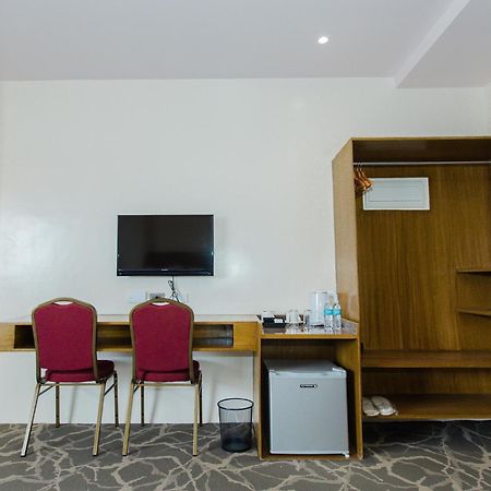 Maxi Hotel And Event Center タグビララン エクステリア 写真