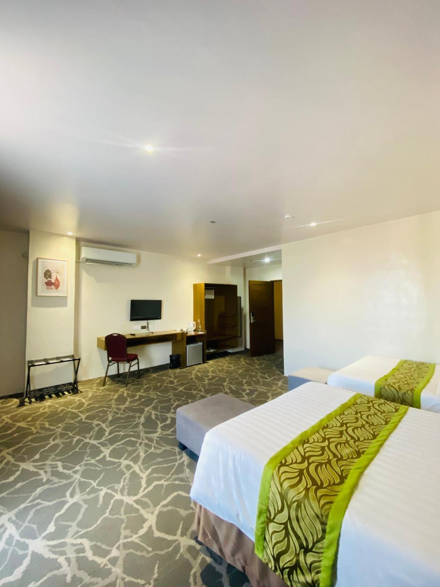Maxi Hotel And Event Center タグビララン エクステリア 写真