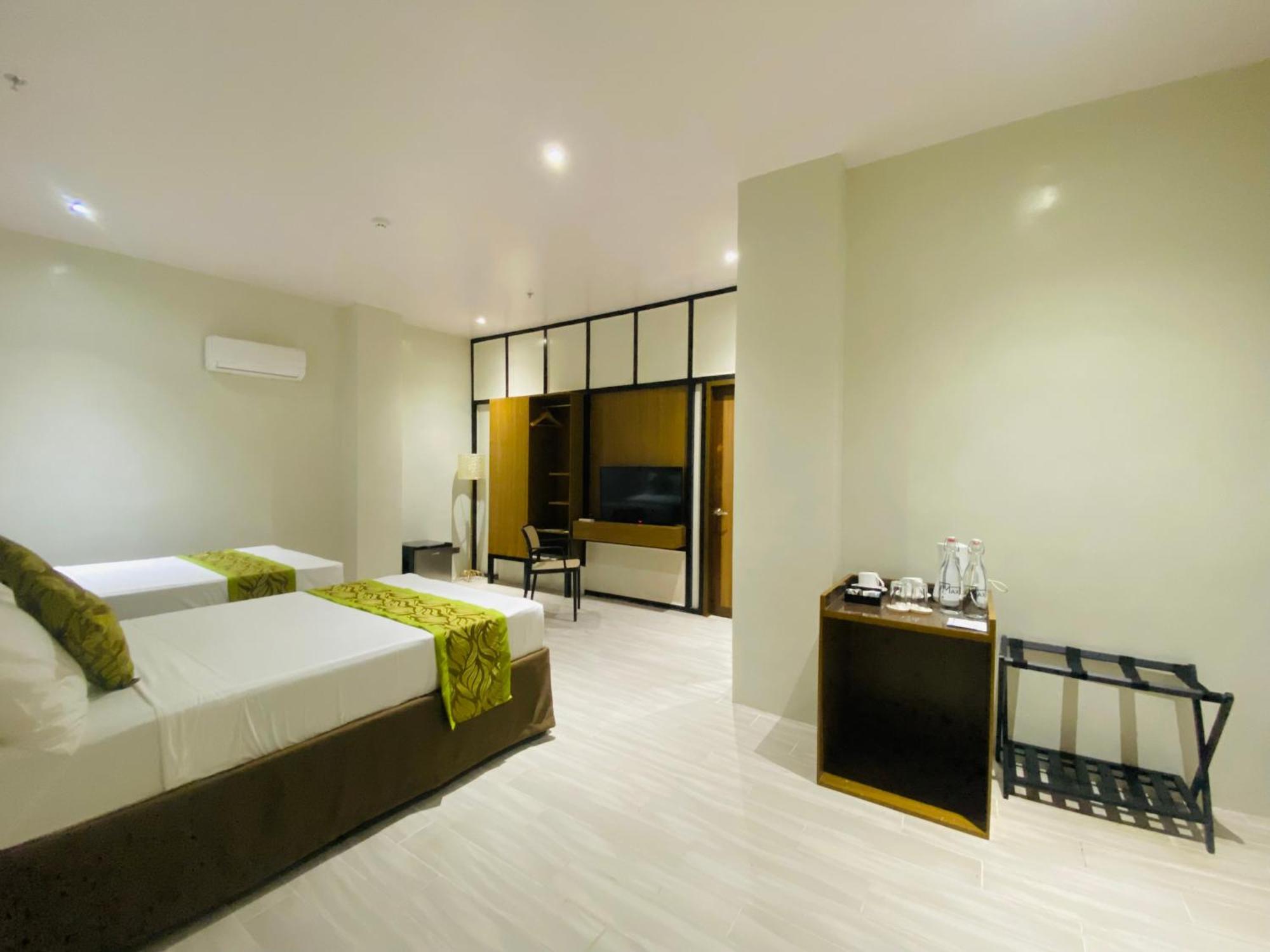 Maxi Hotel And Event Center タグビララン エクステリア 写真